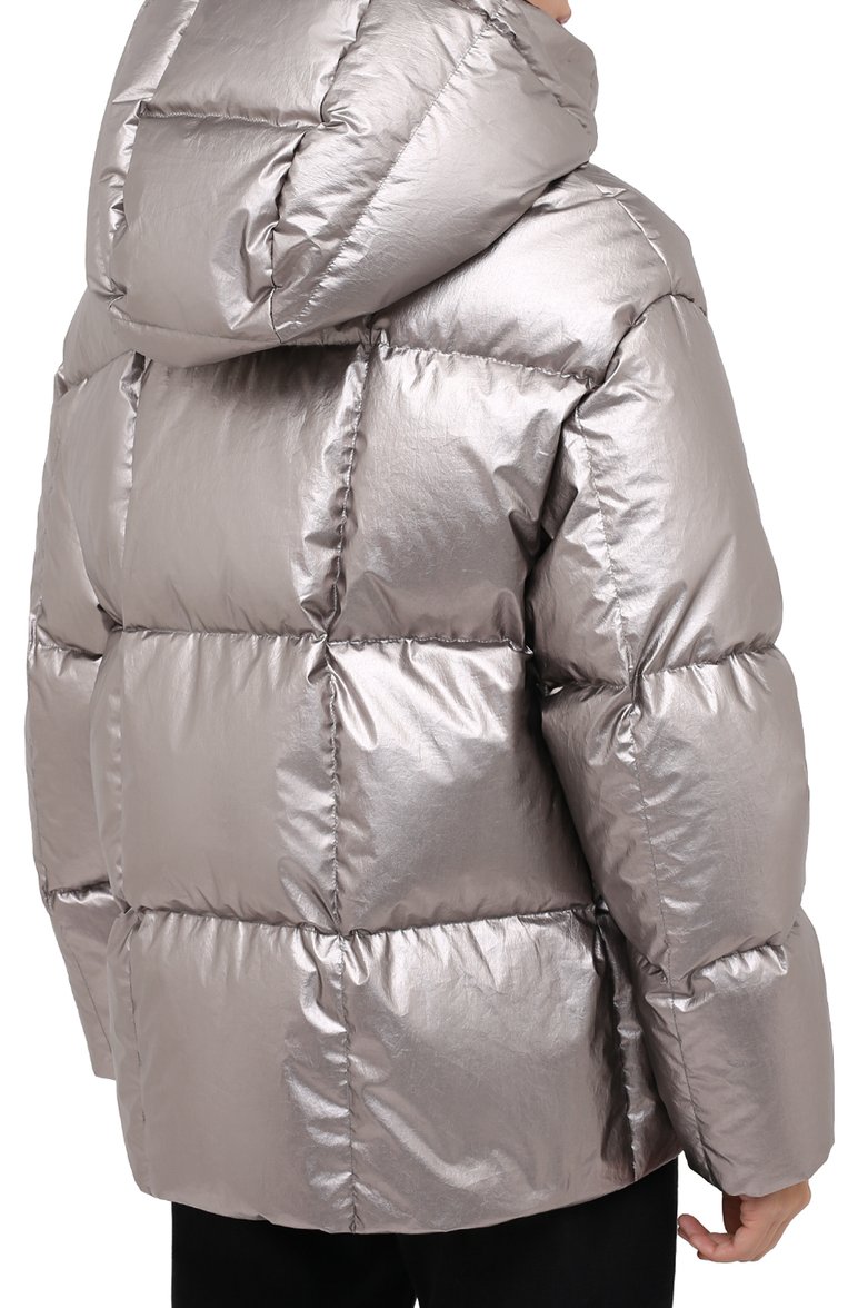 Женский пуховик MONCLER серебряного цвета, арт. F2-093-1A51N-00-V0124 | Фото 4 (Р�укава: Длинные; Материал утеплителя: Пух и перо; Длина (верхняя одежда): Короткие; Материал подклада: Синтетический материал; Материал внешний: Хлопок; Женское Кросс-КТ: Пуховик-куртка; Стили: Спорт-шик; Кросс-КТ: Пуховик; Драгоценные камни: Проставлено; Материал сплава: Проставлено)