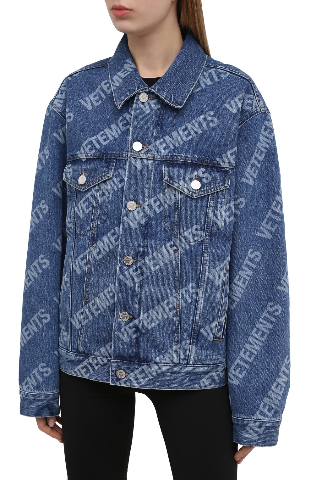 Джинсовая куртка VETEMENTS голубого цвета по цене 199500 руб., арт. UE51JA350B 2803/W, фото 3 Джинсовая куртка VETEMENTS, арт. UE51JA350B 2803/W, фото 3