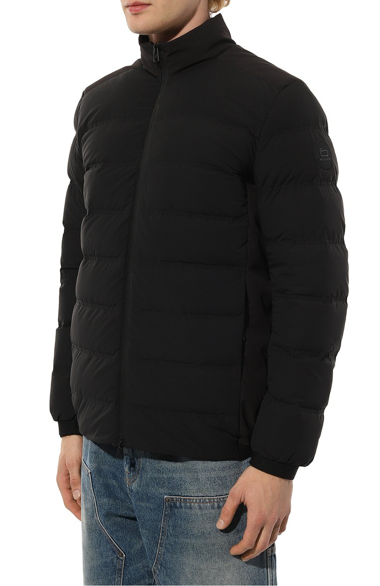 Мужская пуховик WOOLRICH черного цвета, арт. CFWOOU0789MRUT3107 | Фото 3 (Драгоценные камни: Проставлено; Материал утеплителя: Пух и перо; Рукава: Длинные; Материал подклада: Синтетический материал; Материал сплава: Проставлено; Материал внешний: Синтетический материал; Длина (верхняя одежда): Короткие; Мужское Кросс-КТ: пуховик-короткий; Стили: Кэжуэл; Кросс-КТ: Куртка, Пуховик)