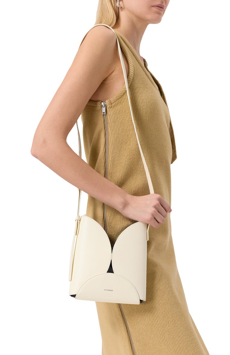 Женская сумка curve JIL SANDER кремового цвета, арт. J07WG0082/P7101 | Фото 2 (Ремень/цепочка: На ремешке; Размер: small; Материал: Натуральная кожа; Автоматизация ТО: Проставлено; Автоматизация состава: Проставлено)