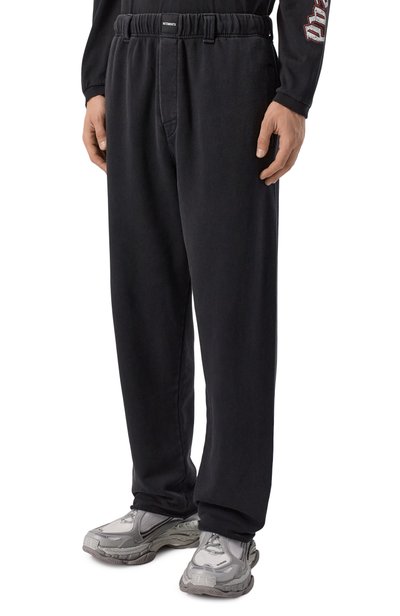 Хлопковые брюки VETEMENTS черного цвета по цене 109500 руб., арт. MH27SP191B, фото 4 Хлопковые брюки VETEMENTS, арт. MH27SP191B, фото 4