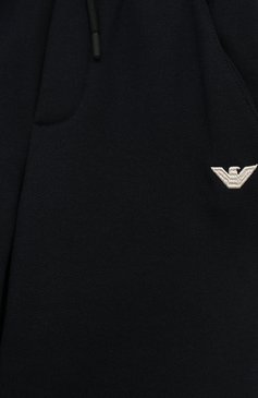 Детские хлопковые брюки EMPORIO ARMANI темно-синего цвета, арт. 6D4PJE/1JWPZ | Фото 3 (Нос: Не проставлено; Материал сплава: Проставлено; Материал внешний: Хлопок; Мальчики Кросс-КТ: Брюки-спорт; Случай: Повседневный; Ростовка одежда: 4 года | 104 см, 7 лет | 122 см, 8 лет | 128 см, 10 - 11 лет | 140 - 146см, 13 - 15 лет | 158 см, 16 лет | 164 см, 6 лет | 116 см, 5 лет | 110 см)