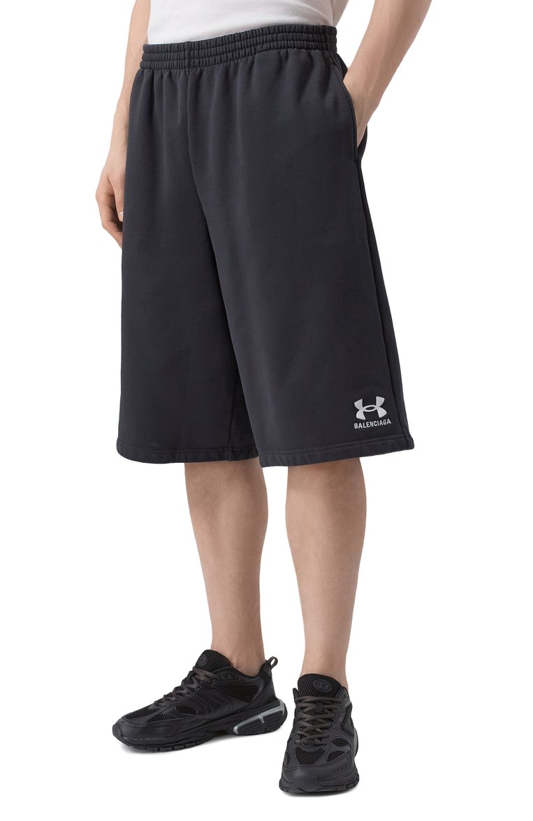 Мужские хлопковые шорты balenciaga х under armour BALENCIAGA черного цвета, арт. 795261/TRVB8 | Фото 3 (Длина Шорты М: Ниже колена; Драгоценные камни: Проставлено; Материал сплава: Проставлено; Стили: Спорт-шик; Принт: Без принта; Случай: Повседневный; Материал внешний: Хлопок)
