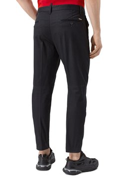 Мужские хлопковые брюки DSQUARED2 черного цвета, арт. S74KB0996/S39021 | Фото 4 (Драгоценные камни: Проставлено; Длина (брюки, джинсы): Стандартные; Материал сплава: Проставлено; Стили: Кэжуэл; Случай: Повседневный; Силуэт М (брюки): Чиносы; Материал внешний: Хлопок)