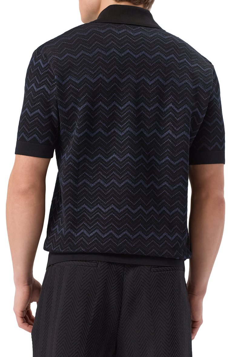 Мужское поло из хлопка и вискозы MISSONI черного цвета, арт. US25S203/BK0040 | Фото 4 (Материал внешний: Хлопок; Материал сплава: Проставлено; Драгоценные камни: Проставлено; Рукава: Короткие; Длина (для топов): Стандартные; Принт: С принтом; Кросс-КТ: Трикотаж; Застежка: Пуговицы; Стили: Кэжуэл)