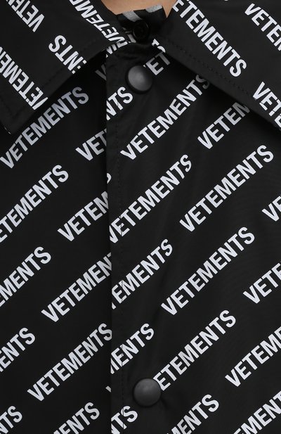 Плащ VETEMENTS черного цвета по цене 119500 руб., арт. UE51C0200B 2603/W, фото 5 Плащ VETEMENTS, арт. UE51C0200B 2603/W, фото 5