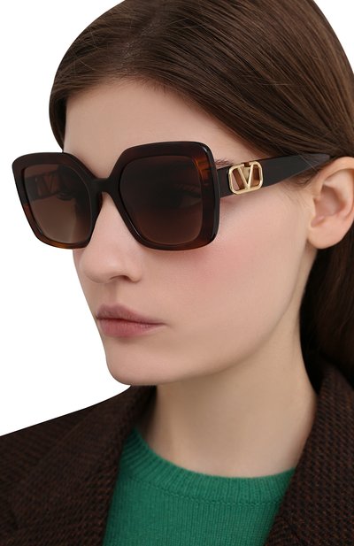 Солнцезащитные очки VALENTINO коричневого цвета по цене 32850 руб., арт. 4065-515113, фото 2 Солнцезащитные очки VALENTINO, арт. 4065-515113, фото 2