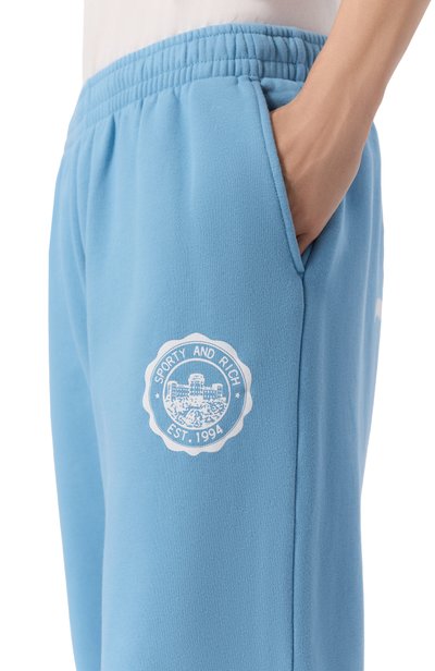 Хлопковые брюки sporty & rich x juicy couture SPORTY AND RICH голубого цвета по цене 35050 руб., арт. PA085716692BL50/JUICY EMBLEM WIDE SWEATPANT, фото 5 Хлопковые брюки sporty & rich x juicy couture SPORTY AND RICH, арт. PA085716692BL50/JUICY EMBLEM WIDE SWEATPANT, фото 5