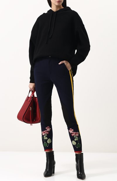 Укороченные хлопковые брюки-скинни с вышивкой GUCCI синего цвета по цене 98550 руб., арт. 500827/ZKK40, фото 2 Укороченные хлопковые брюки-скинни с вышивкой GUCCI, арт. 500827/ZKK40, фото 2