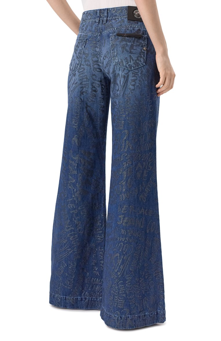 Женские джинсы VERSACE JEANS COUTURE синего цвета, арт. 78HAB50G/DS025LF1 | Фото 4 (Автоматизация состава: Проставлено; Длина (брюки, джинсы): Удлиненные; Материал внешний: Хлопок, Деним; Автоматизация ТО: Проставлено; Детали: Принт; Силуэт Ж (брюки и джинсы): Широкие; Стили: Кэжуэл; Кросс-КТ: Деним)