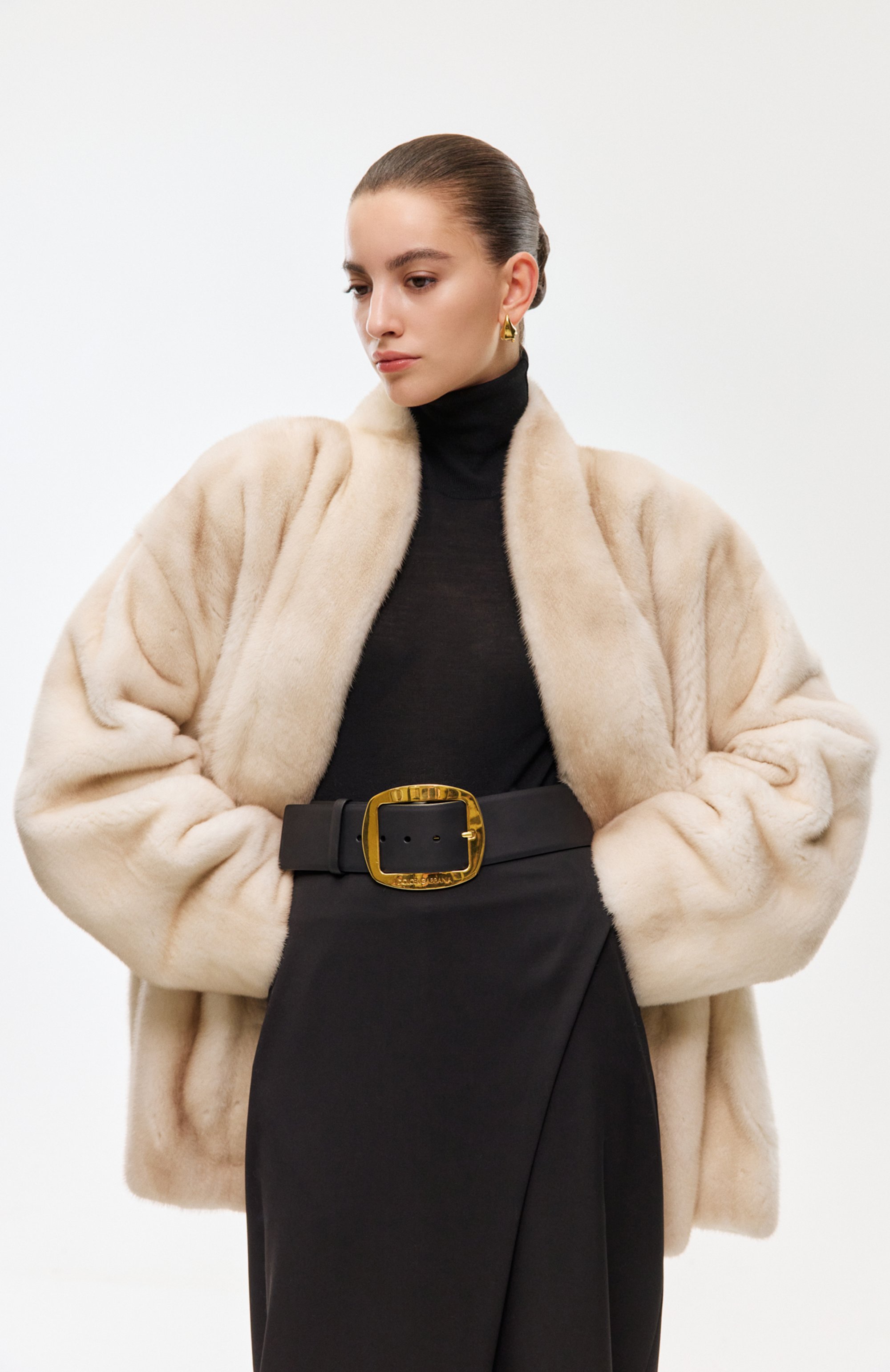 Серьги BOTTEGA VENETA золотого цвета по цене 134500 руб., арт. 815892/V0GDM, фото 4 Серьги BOTTEGA VENETA, арт. 815892/V0GDM, фото 4