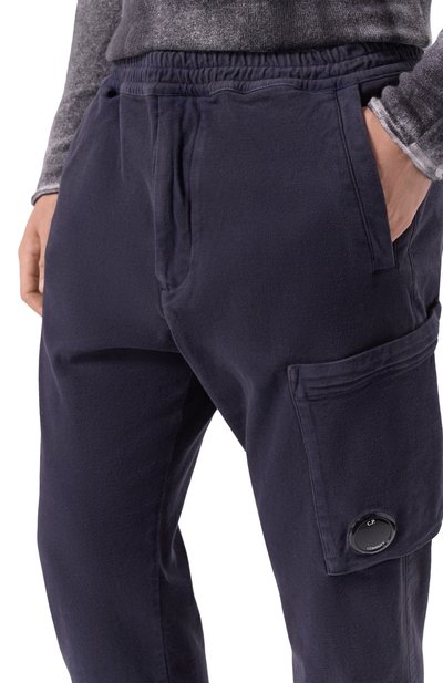 Хлопковые брюки C.P. COMPANY темно-синего цвета по цене 37900 руб., арт. 19CMPA279A110482G, фото 5 Хлопковые брюки C.P. COMPANY, арт. 19CMPA279A110482G, фото 5