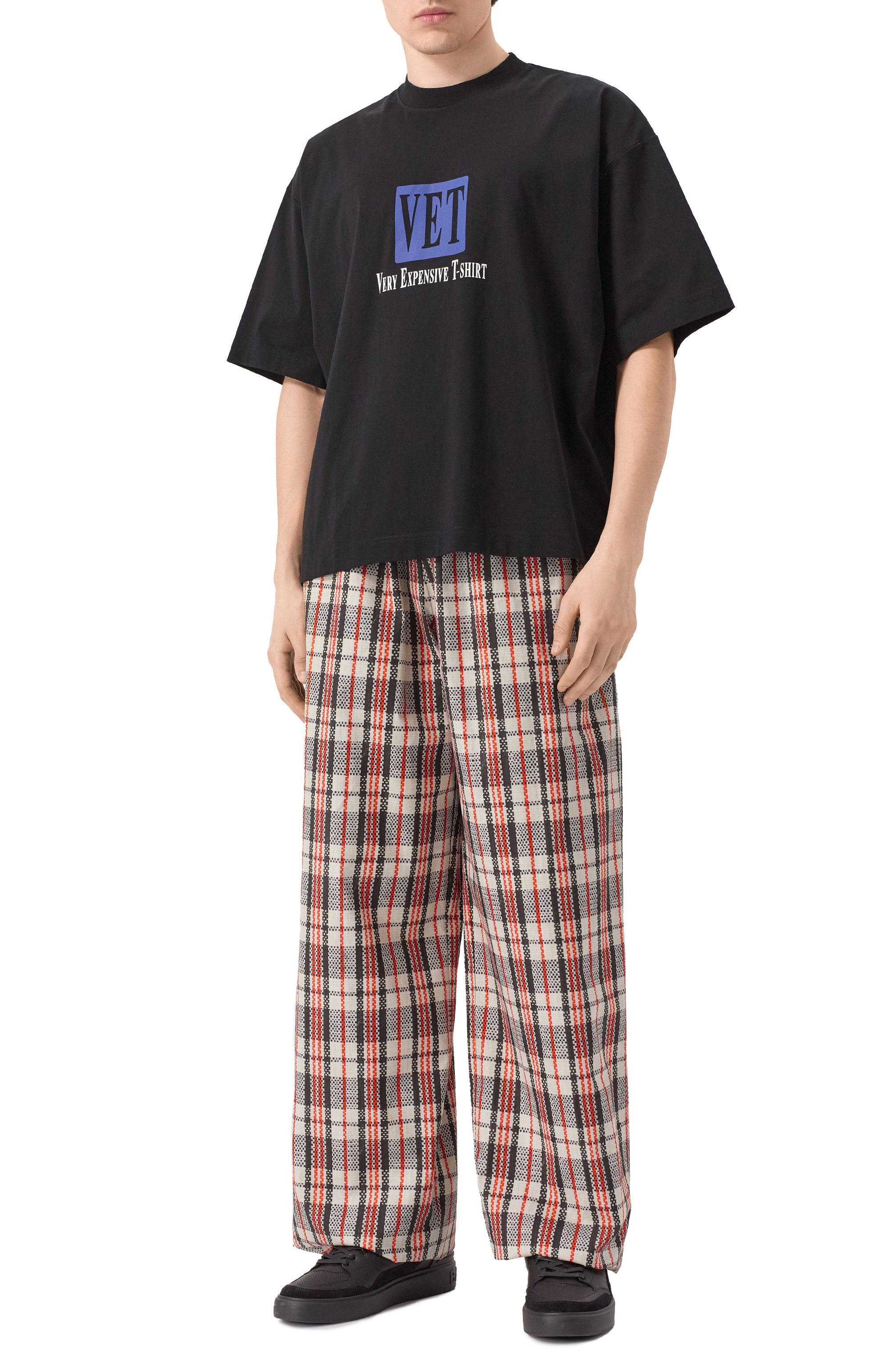 Хлопковая футболка VETEMENTS черного цвета по цене 61550 руб., арт. UA66TR685B, фото 2 Хлопковая футболка VETEMENTS, арт. UA66TR685B, фото 2