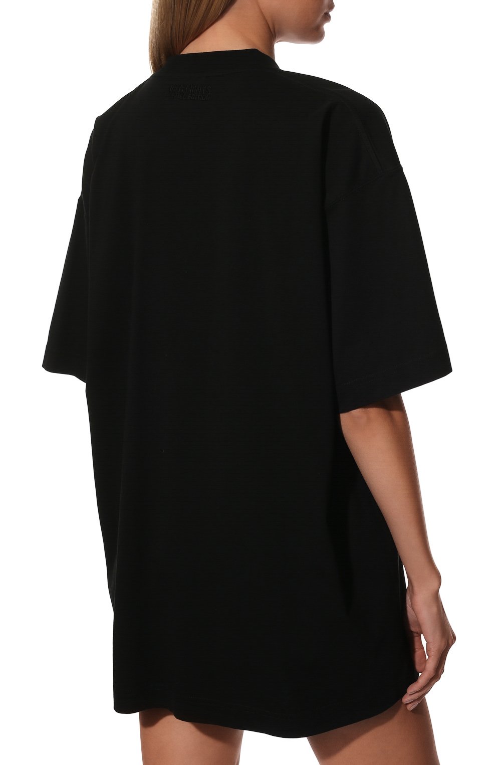 Хлопковая футболка VETEMENTS черного цвета по цене 26750 руб., арт. UA53TR110B 1610/W, фото 4 Хлопковая футболка VETEMENTS, арт. UA53TR110B 1610/W, фото 4