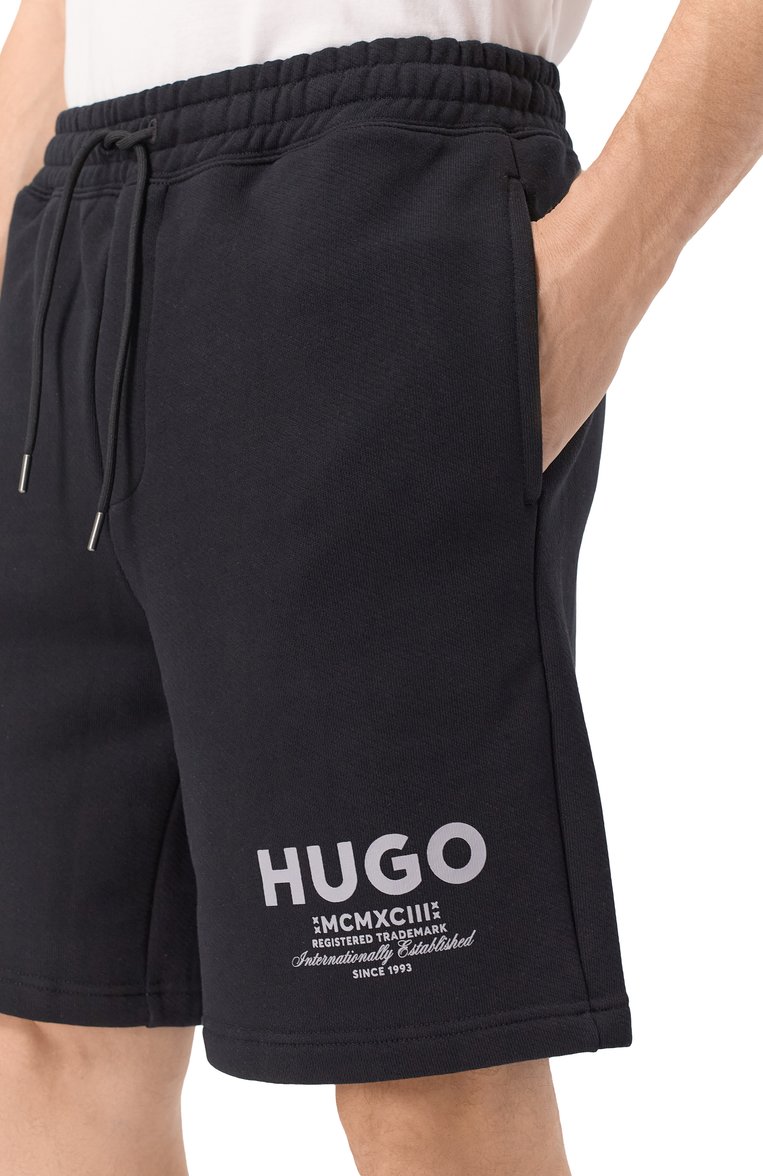 Мужские хлопковые шорты HUGO черного цвета, арт. 50510728 | Фото 5 (Драгоценные камни: Проставлено; Длина Шорты М: До колена; Материал сплава: Проставлено; Принт: С принтом; Случай: Повседневный; Стили: Спорт-шик; Материал внешний: Хлопок)