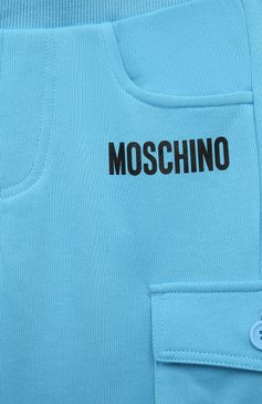 Детского комплект из футболки и шорт MOSCHINO голубого цвета, арт. HUG000/LAA23/10-14 | Фото 7 (Рукава: Короткие; Материал сплава: Проставлено; Материал внешний: Хлопок; Драгоценные камни: Проставлено; Мальчики Кросс-КТ: Костюмы-спорт; Ростовка одежда: 12 лет | 152 см, 10 - 11 лет | 140 - 146см)