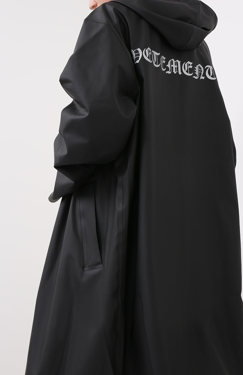 Плащ VETEMENTS черного цвета по цене 89950 руб., арт. UAH21JA025 1300/W, фото 4 Плащ VETEMENTS, арт. UAH21JA025 1300/W, фото 4