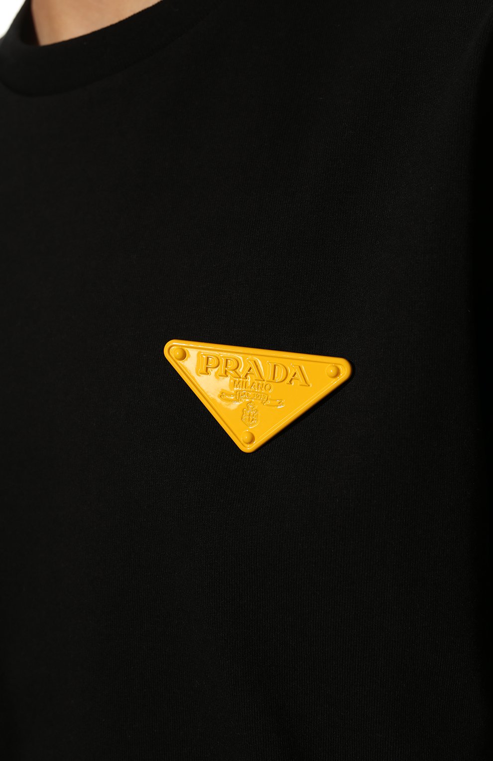 Хлопковая футболка PRADA черного цвета по цене 79000 руб., арт. 3558A-10UP-F0002-211, фото 5 Хлопковая футболка PRADA, арт. 3558A-10UP-F0002-211, фото 5