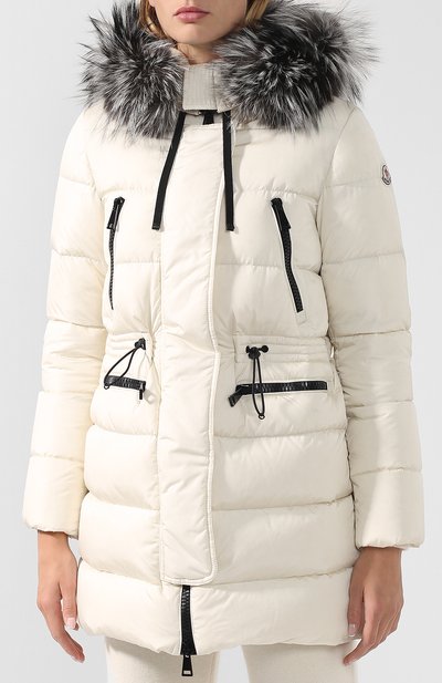 Пуховик с меховой отделкой капюшона MONCLER белого цвета по цене 183500 руб., арт. D2-093-49885-25-54155, фото 3 Пуховик с меховой отделкой капюшона MONCLER, арт. D2-093-49885-25-54155, фото 3