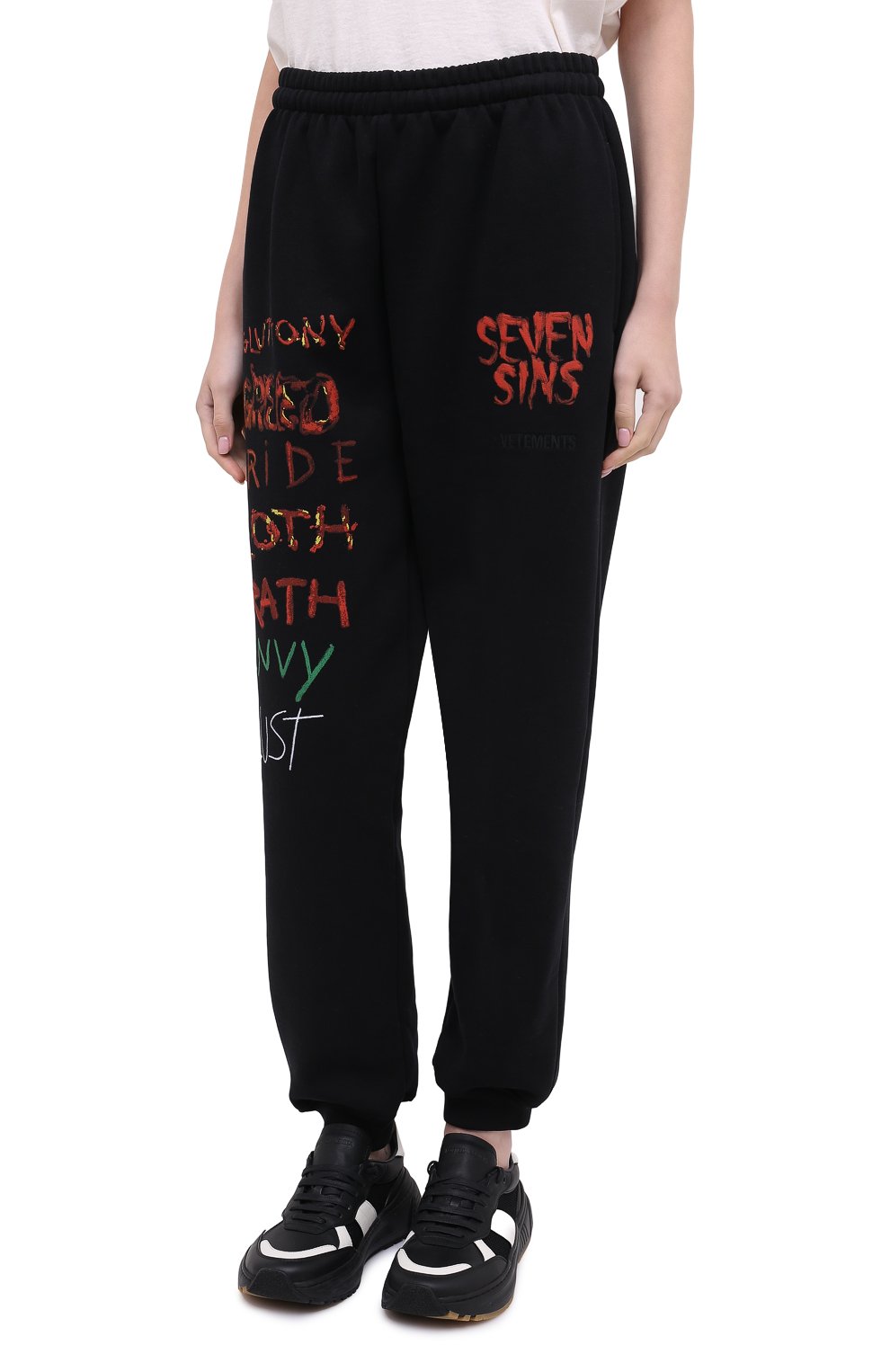 Хлопковые джоггеры VETEMENTS черного цвета по цене 75150 руб., арт. MAH21TR639 1601/W, фото 3 Хлопковые джоггеры VETEMENTS, арт. MAH21TR639 1601/W, фото 3