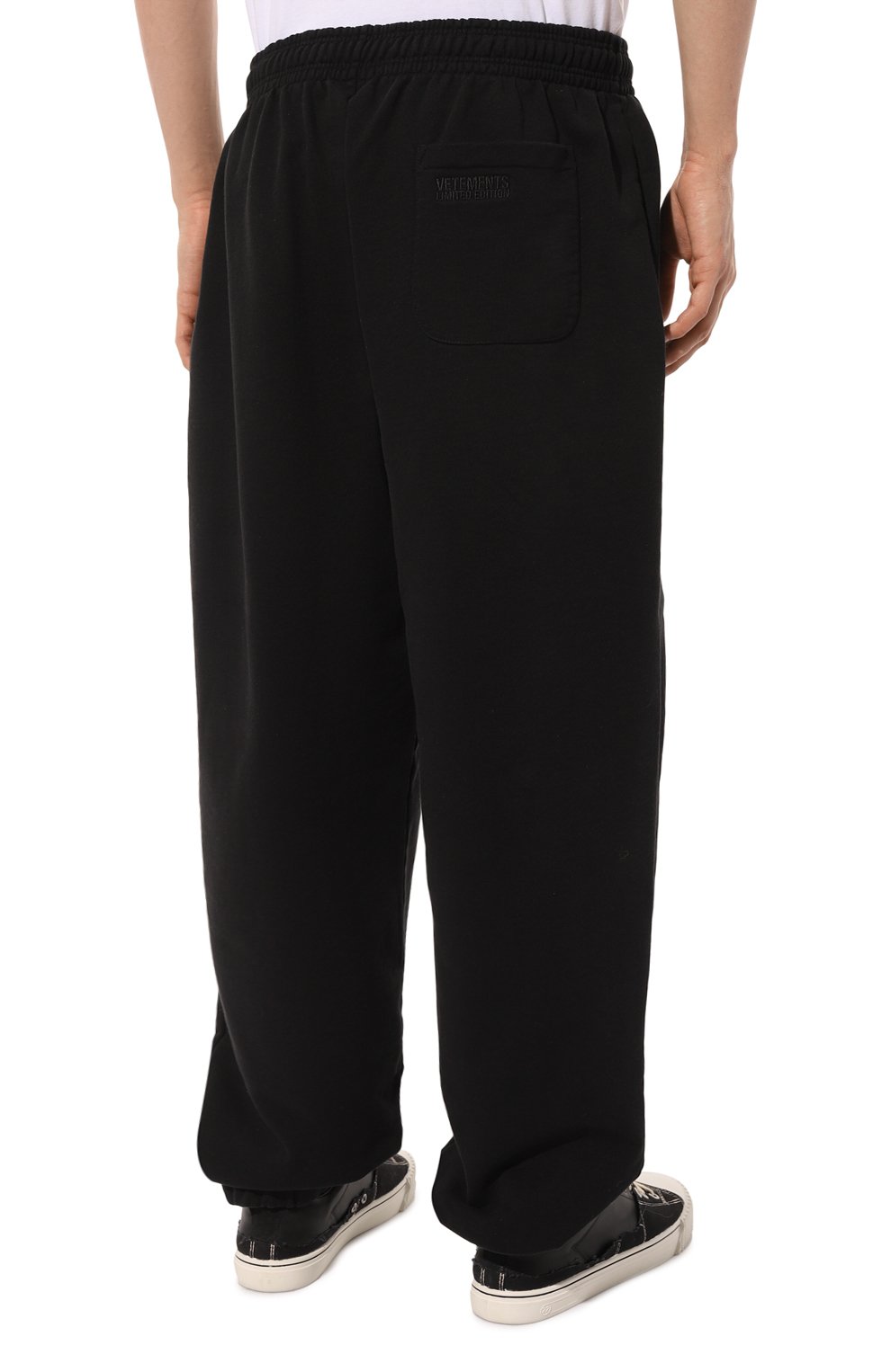 Хлопковые джоггеры VETEMENTS черного цвета по цене 87800 руб., арт. UE64SP400B, фото 7 Хлопковые джоггеры VETEMENTS, арт. UE64SP400B, фото 7