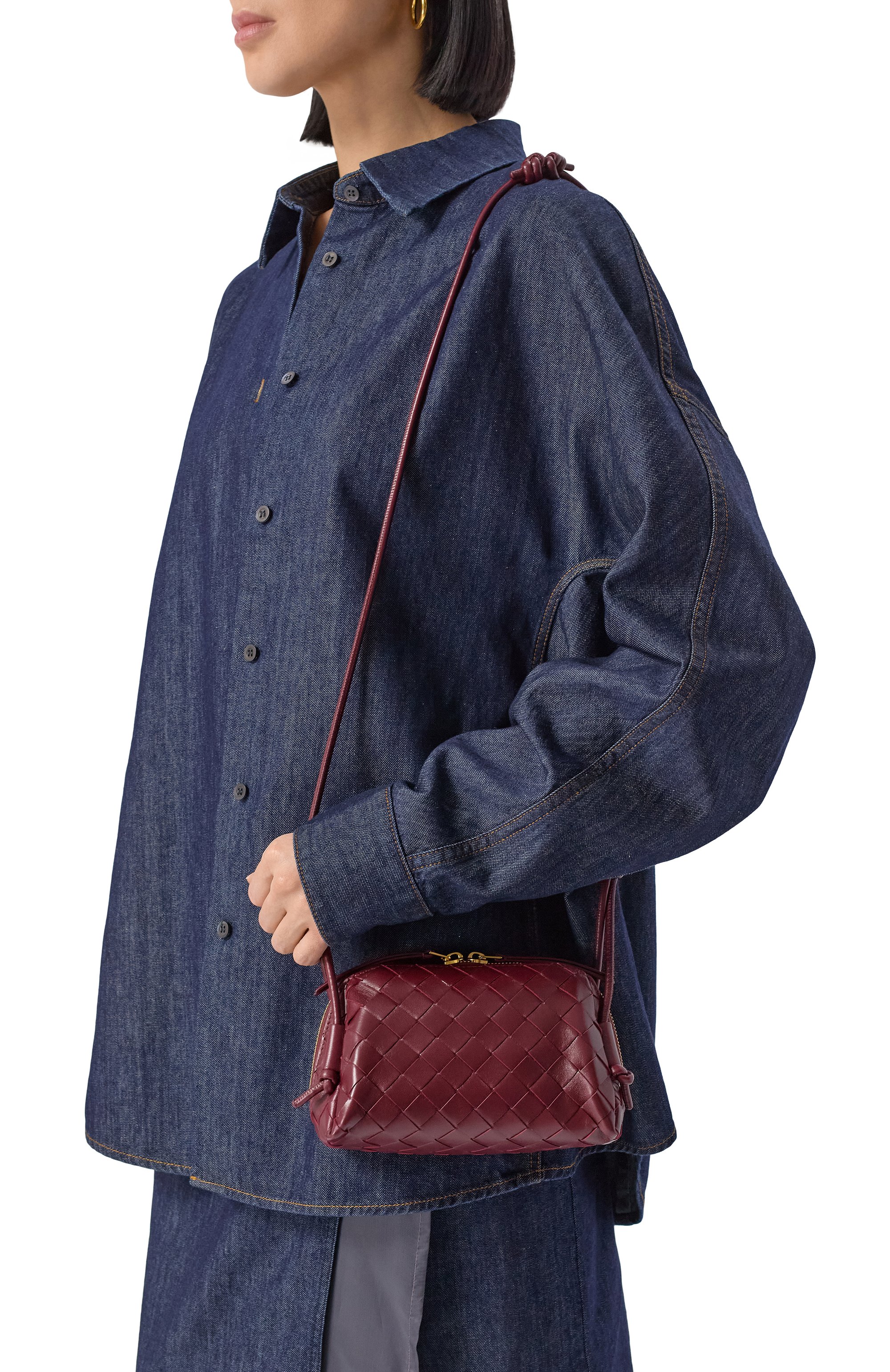 Сумка concert pouch BOTTEGA VENETA бордового цвета по цене 246500 руб., арт. 794258/VCPP1, фото 2 Сумка concert pouch BOTTEGA VENETA, арт. 794258/VCPP1, фото 2