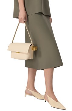 Женская сумка le rond carré JACQUEMUS кремового цвета, арт. 24H243BA383 | Фото 2 (Размер: medium; Материал: Натуральная кожа)