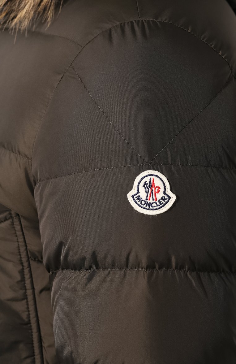 Мужская пуховик cluny MONCLER хаки цвета, арт. E2-091-41380-25-68352 | Фото 5 (Мужское Кросс-КТ: Пуховик-верхняя одежда, Верхняя одежда, пуховик-короткий; Материал внешний: Синтетический материал; Материал подклада: Синтетический материал; Материал утеплителя: Пух и перо; Статус проверки: Проверена категория; Длина (верхняя одежда): До середины бедра; Рукава: Длинные; Кросс-КТ: Пуховик; Ювелирные украшения: Назначено; Драгоценные камни: Проставлено; Материал сплава: Проставлено; Стили: Милитари)