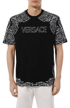 Мужская хлопковая футболка VERSACE черно-белого цвета, �арт. 1013302/1A09868 | Фото 3 (Рукава: Короткие; Длина (для топов): Стандартные; Принт: С принтом; Материал сплава: Проставлено; Материал внешний: Хлопок; Стили: Спорт-шик; Драгоценные камни: Проставлено)