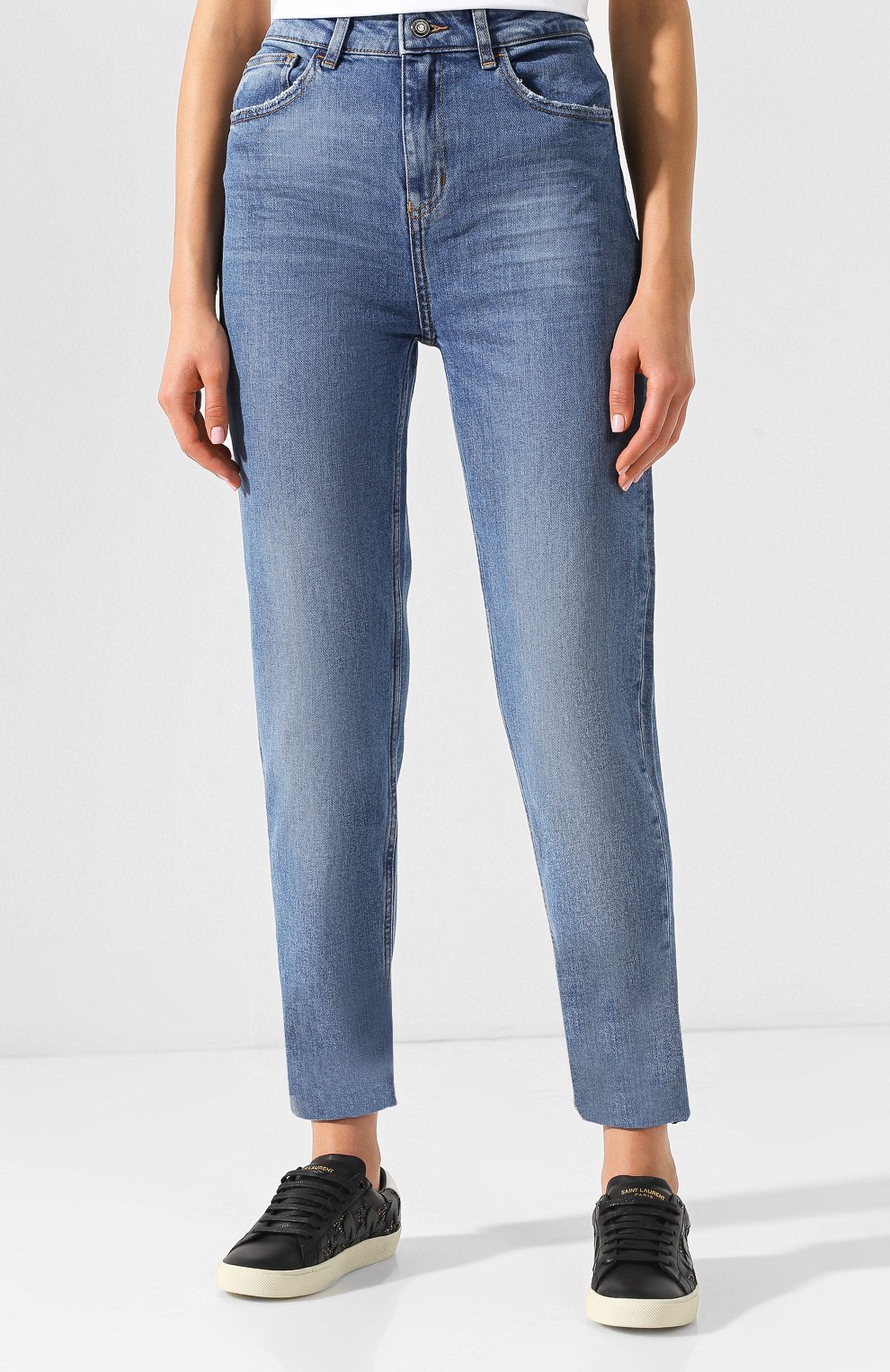 Джинсы с потертостями EMPORIO ARMANI голубого цвета по цене 23050 руб., арт. 6Z2J29/2D1QZ, фото 3 Джинсы с потертостями EMPORIO ARMANI, арт. 6Z2J29/2D1QZ, фото 3