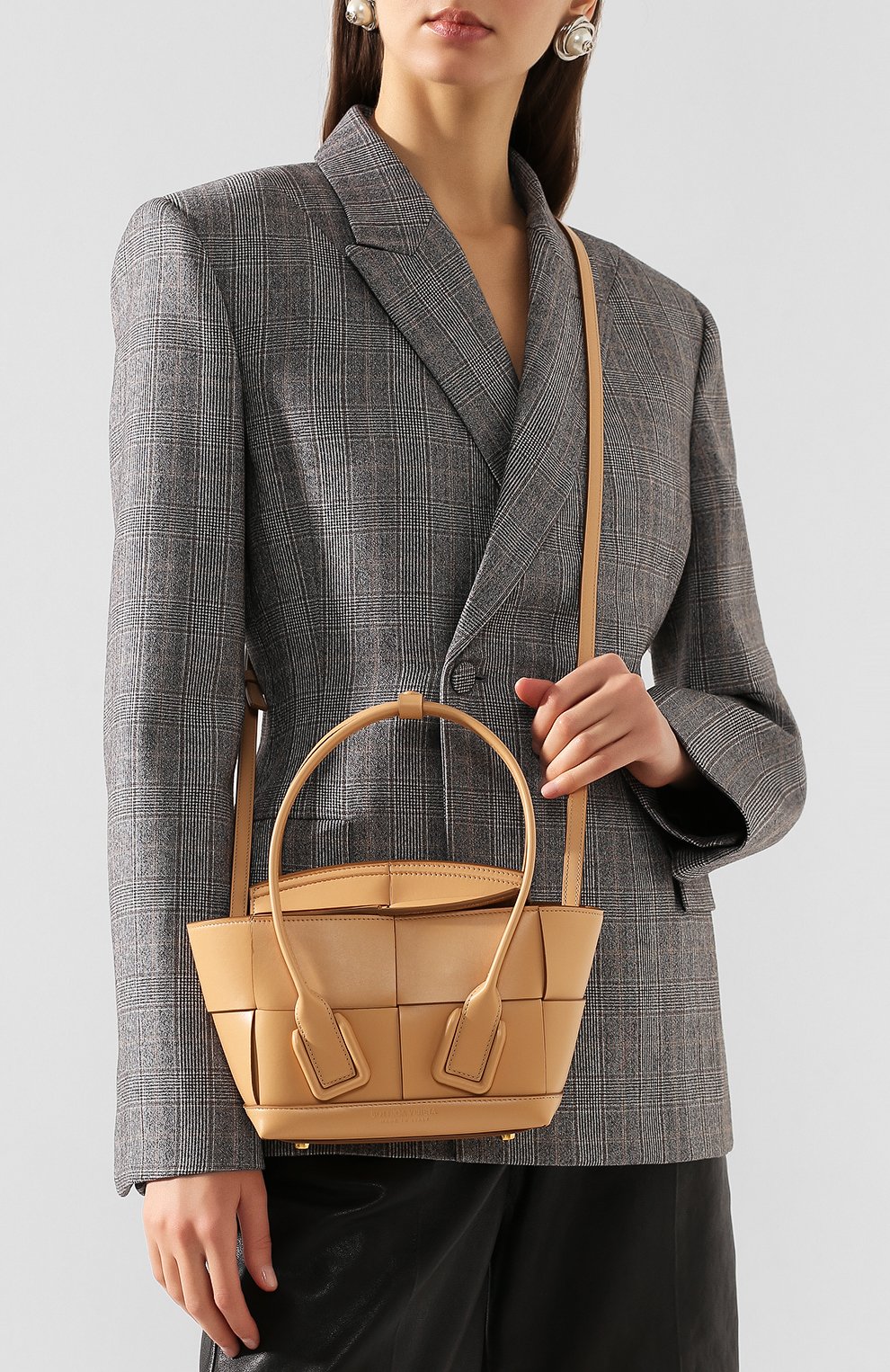 Сумка arco mini BOTTEGA VENETA бежевого цвета по цене 227500 руб., арт. 600606/VMAP1, фото 5 Сумка arco mini BOTTEGA VENETA, арт. 600606/VMAP1, фото 5