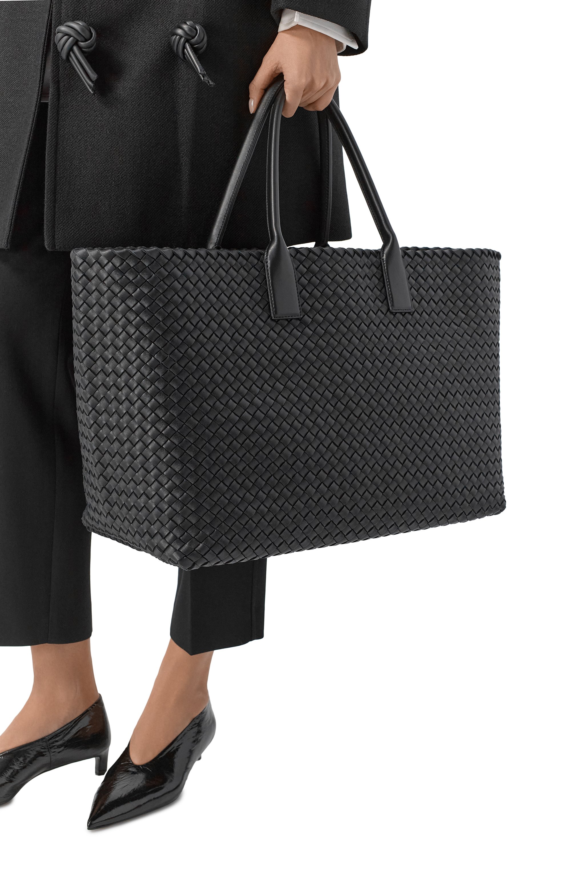 Сумка-тоут cabat large BOTTEGA VENETA черного цвета по цене 1445000 руб., арт. 608811/V10W1, фото 2 Сумка-тоут cabat large BOTTEGA VENETA, арт. 608811/V10W1, фото 2