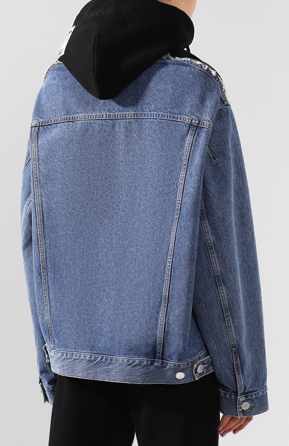 Джинсовая куртка VETEMENTS синего цвета по цене 113000 руб., арт. SS20JA109 2801/W/BLUE, фото 4 Джинсовая куртка VETEMENTS, арт. SS20JA109 2801/W/BLUE, фото 4