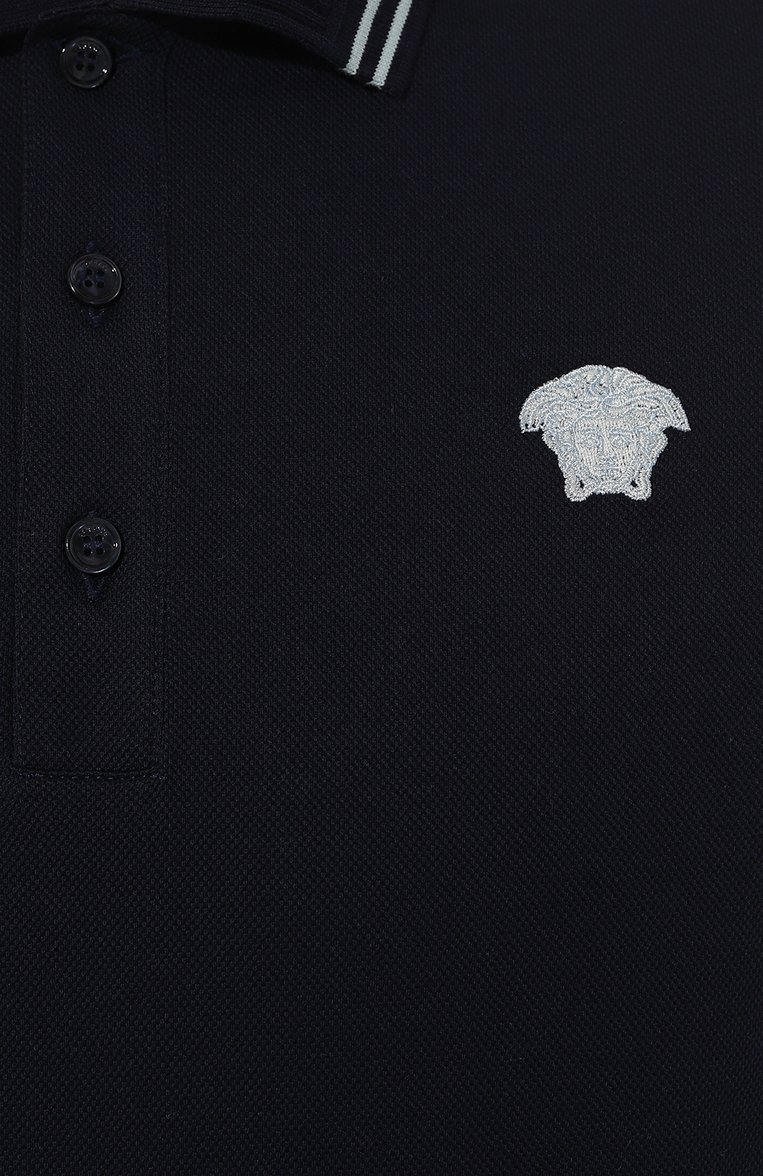 Мужское хлопковое поло VERSACE синего цвета, арт. 1013910/1A09860 | Фото 5 (Рукава: Короткие; Материал внешний: Хлопок; Длина (для топов): Стандартные; Застежка: Пуговицы; Стили: Кэжуэл; Принт: Без принта; Мужское Кросс-КТ: Футболка-одежд�а; Автоматизация ТО: Проставлено; Автоматизация состава: Проставлено; Детали: Декор, Без декора)