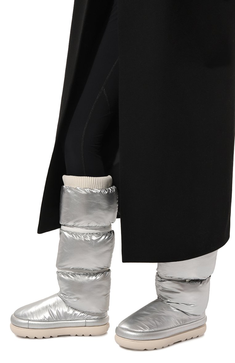 Женские сапоги classic maxi UGG серебряного цвета, арт. UGSCLMXUTMS1135152W | Фото 3 (Материал внешний: Текстиль; Материал утеплителя: Натуральный мех, Шерсть, Текстиль; Подошва: Платформа; Высота голенища: Средние; Женское Кросс-КТ: Дутики; Каблук тип: Устойчивый)