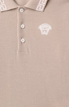 Детское хлопковое поло VERSACE бежевого цвета, арт. 1018495/1A13012 | Фото 3 (Рукава: Короткие; Материал сплава: Проставлено; Драгоценные камни: Проставлено; Материал внешний: Хлопок; Ростовка одежда: 6 лет | 116 см, 16 лет | 164 см, 12 лет | 152 см, 8 лет | 128 см, 10 - 11 лет | 140 - 146см)