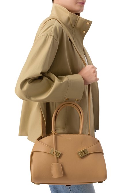 Женская сумка hug medium FERRAGAMO бежевого цвета, арт. 215608/769115 | Фото 2 (Материал сплава: Проставлено; Драгоценные камни: Проставлено; Размер: medium; Материал: Натуральная кожа; Ремень/цепочка: На ремешке)