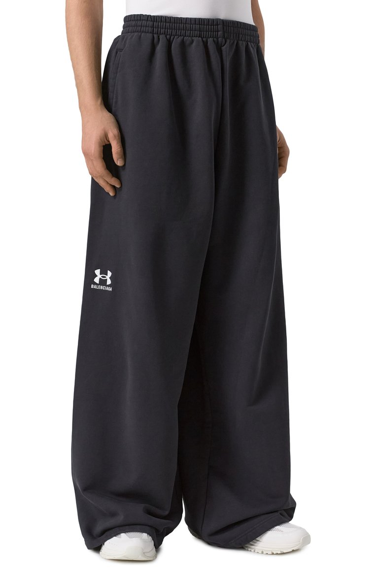 Мужского хлопковые брюки balenciaga х under armour BALENCIAGA черного цвета, арт. 809709/TRVB8 | Фото 7 (Материал внешний: Хлопок; Случай: Повседневный; Стили: Спорт-шик; Женское Кросс-КТ: Брюки-одежда; Региональные ограничения белый список (Axapta Mercury): Не проставлено; Силуэт Ж (брюки и джинсы): Широкие; Нос: Не проставлено)