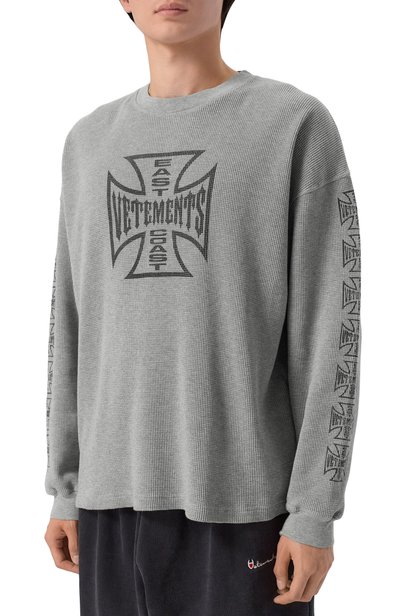 Хлопковый лонгслив VETEMENTS серого цвета по цене 109500 руб., арт. MH27LS264G, фото 4 Хлопковый лонгслив VETEMENTS, арт. MH27LS264G, фото 4