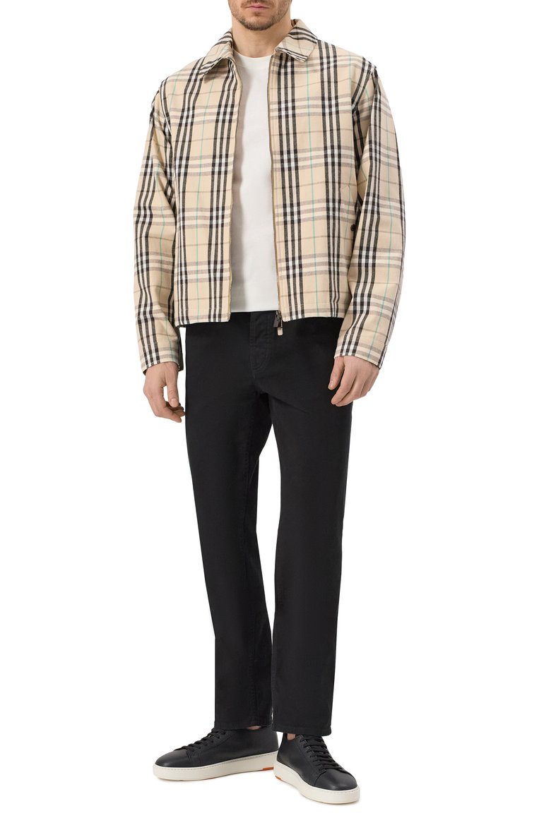Мужская хлопковая куртка BURBERRY бежевого цвета, арт. 8101040 | Фото 2 (Материал внешний: Хлопок; Рукава: Длинные; Длина (верхняя одежда): Короткие; Кросс-КТ: Куртка, Легкие; Стили: Кэжуэл; Автоматизация состава: Проставлено; Автоматизация ТО: Проставлено)