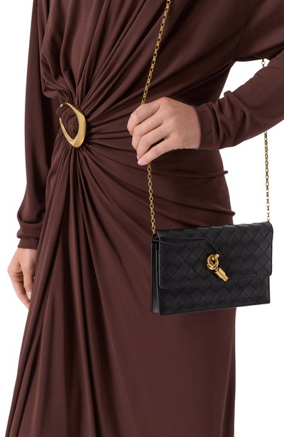 Сумка andiamo BOTTEGA VENETA черного цвета по цене 275500 руб., арт. 844107/VCPP2_003, фото 2 Сумка andiamo BOTTEGA VENETA, арт. 844107/VCPP2_003, фото 2