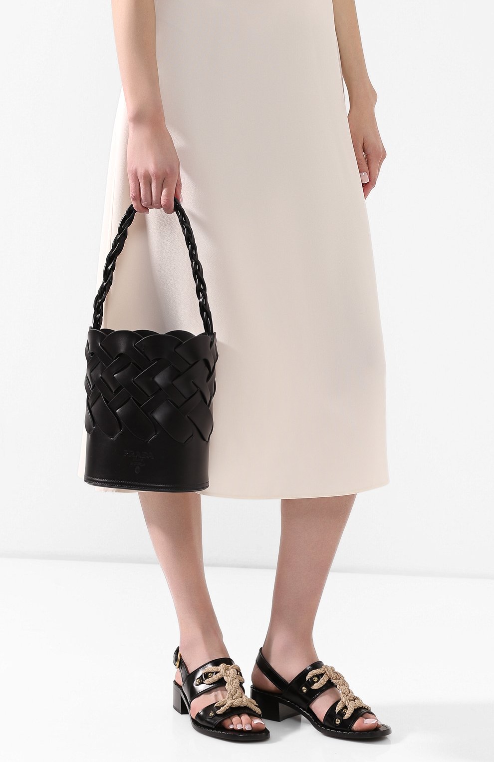 Сумка bucket PRADA черного цвета по цене 250000 руб., арт. 1BE049-2DI4-F0002-OOO, фото 2 Сумка bucket PRADA, арт. 1BE049-2DI4-F0002-OOO, фото 2