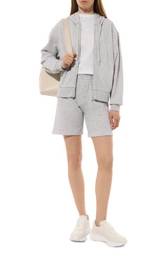 Женские шорты EMPORIO ARMANI серого цвета, арт. 164841/4R276 | Фото 2 (Нос: Не проставлено; Материал внешний: Хлопок, Синтетический материал)