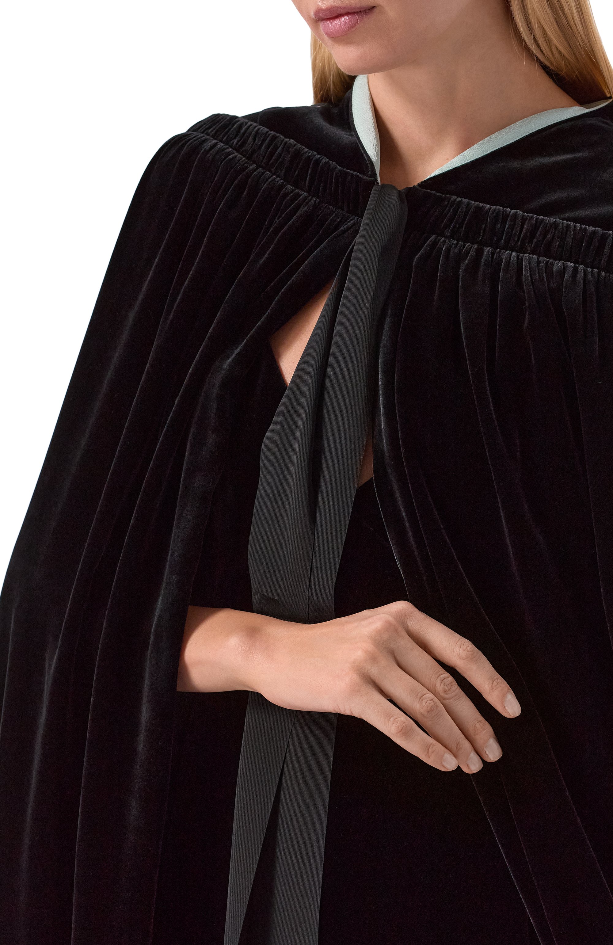 Бархатный кейп GIULIA GURMAN черного цвета по цене 370000 руб., арт. D13, фото 5 Бархатный кейп GIULIA GURMAN, арт. D13, фото 5