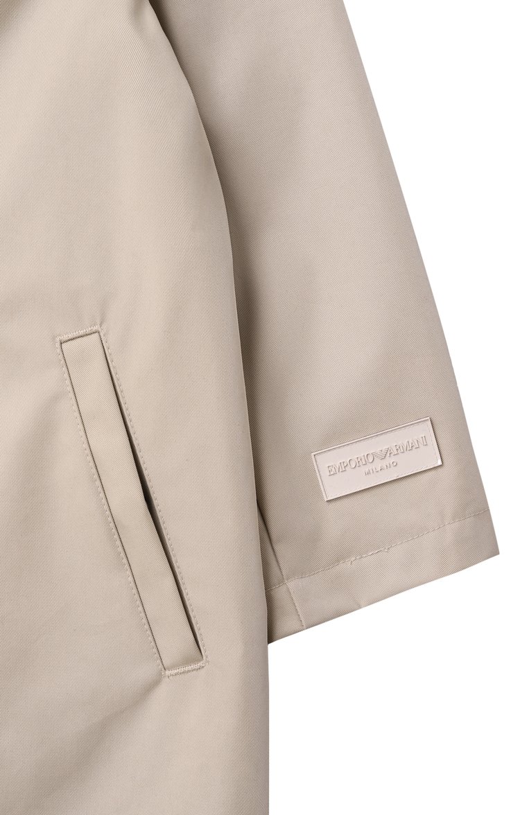 Детский хлопковый плащ EMPORIO ARMANI бежевого цвета, арт. EB000206/AF13374 | Фото 3 (Рукава: Длинные; Мальчики-школьная форма: Верхняя одежда; Кросс-КТ: Демисезон; Материал внешний: Хлопок; Ростовка одежда: 4 года | 104 см, 5 лет | 110 см, 6 лет | 116 см, 7 лет | 122 см, 8 лет | 128 см, 16 лет | 164 см, 10 - 11 лет | 140 - 146см, 13 - 15 лет | 158 см)