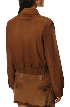 Женская замшевая куртка MIU MIU коричневого цвета, арт. MPV810-104R-F0401 | Фото 4 (Рукава: Длинные; Материал внешний: Натуральная кожа, Замша; Длина (верхняя одежда): Короткие; Стили: Гламурный; Кросс-КТ: Куртка, Легкие; Региональные ограничения белый список (Axapta Mercury): Не проставлено; Женское Кросс-КТ: Замша и кожа)