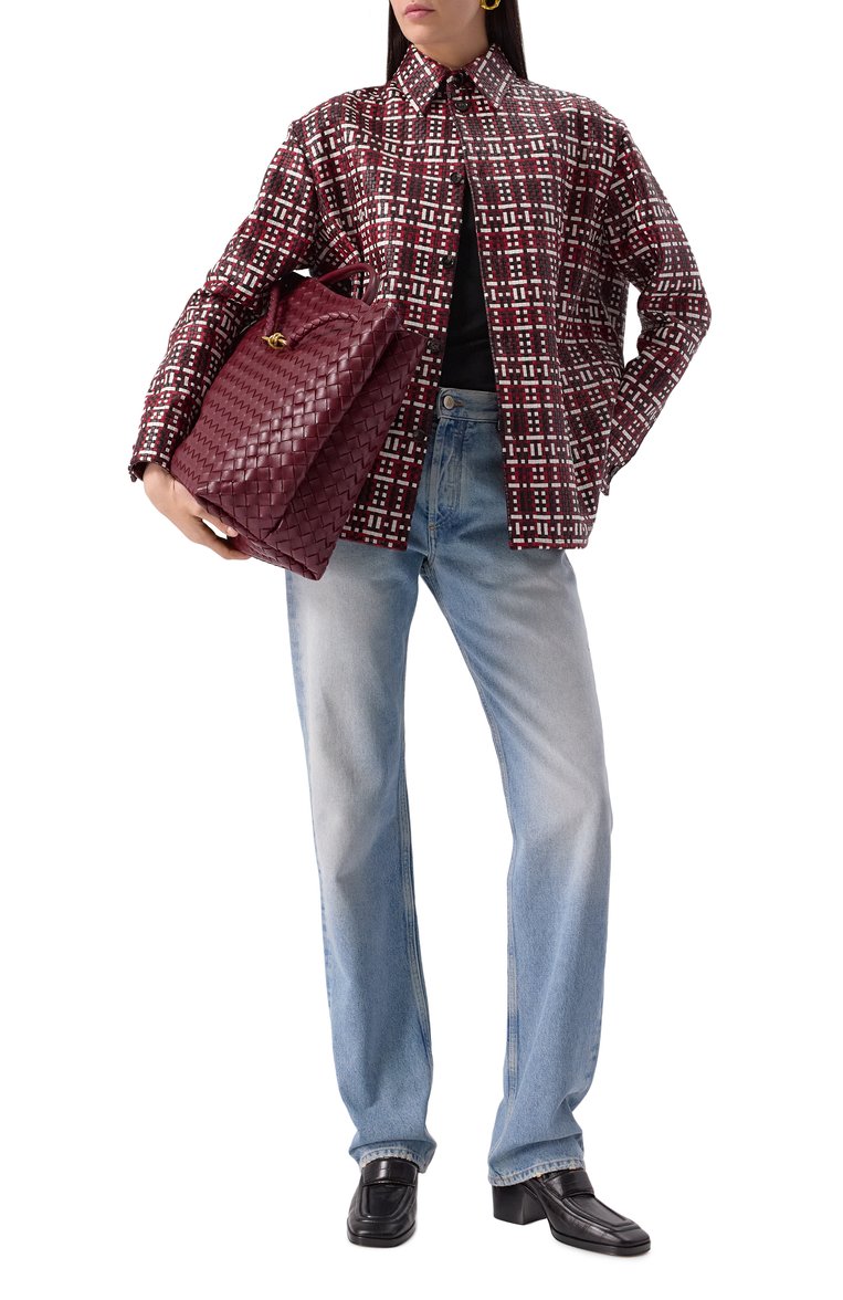 Женская кожаная рубашка BOTTEGA VENETA бордового цвета, арт. 804331 V4NX0 | Фото 2 (Длина (для топов): Удлиненные; Материал внешний: Натуральная кожа; Рукава: Длинные; Женское Кросс-КТ: Рубашка-одежда; Принт: С принтом; Стили: Кэжуэл; Автоматизация состава: Проставлено; Автоматизация ТО: Проставлено)