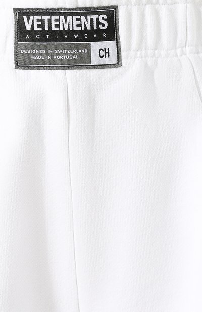 Хлопковые брюки VETEMENTS белого цвета по цене 56400 руб., арт. SS20PA135 1624/W/WHITE, фото 5 Хлопковые брюки VETEMENTS, арт. SS20PA135 1624/W/WHITE, фото 5