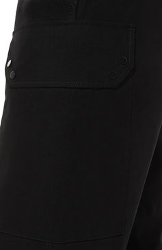 Мужские брюки TEN C черного цвета, арт. 23CTCUP04206 006626 | Фото 5 (Длина (брюки, джинсы): Стандартные; Случай: Повседневный; Стили: Гранж; Материал сплава: Проставлено; Материал внешний: Хлопок; Драгоценные камни: Проставлено)
