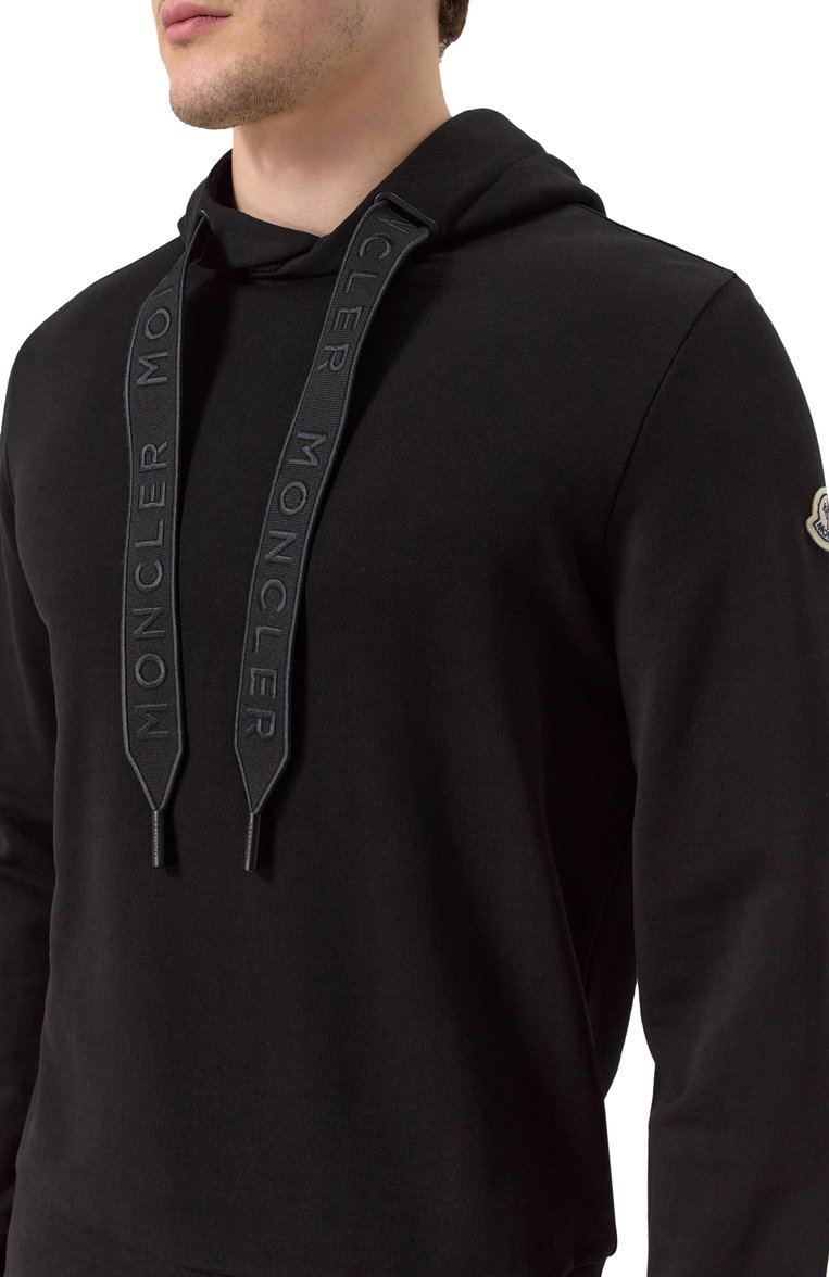 Мужской хлопковое худи MONCLER черного цвета, арт. 8G00023/809KR | Фото 5 (Длина (для топов): Стандартные; Рукава: Длинные; Материал внешний: Хлопок; Мужское Кросс-КТ: Худи-одежда; Принт: Без принта; Стили: Спорт-шик; Автоматиза�ция состава: Проставлено; Автоматизация ТО: Проставлено; Детали: Без декора)